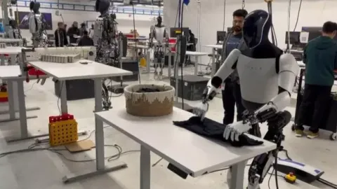 Elon Musk, Teslanın insansı robotunu paylaştı!