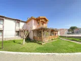 Seferihisar Erdem Tur Sitesi’nde Havuzlu Ve Güvenlikli Müstakil Konfor Satılık 3+1 Villa