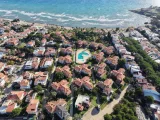Seferihisar Erdem Tur Sitesi’nde Havuzlu Ve Güvenlikli Müstakil Konfor Satılık 3+1 Villa