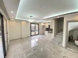 Seferihisar Cumhuriyet'te Denize Yürüme Mesafesinde Lüks 3+1 Köşe Villa