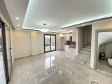 Seferihisar Cumhuriyet'te Denize Yürüme Mesafesinde Lüks 3+1 Köşe Villa
