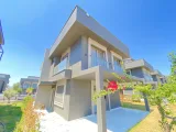 Seferihisar Sakız Ağacı'nda Denize Sıfır, Modern Tasarımlı Satılık 3+1 Müstakil Villa