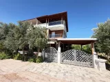 Seferihisar Cumhuriyet'te Denize 650M, 4+1 Geniş Bahçeli Lüks Satılık Villa!