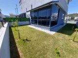 Seferihisar Cumhuriyet Mahallesi'nde denize 1 km satılık 4+1 geniş bahçeli lüks villa