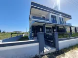 Seferihisar Cumhuriyet Mahallesi'nde denize 1 km satılık 4+1 geniş bahçeli lüks villa