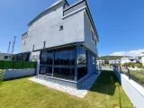 Seferihisar Cumhuriyet Mahallesi'nde denize 1 km satılık 4+1 geniş bahçeli lüks villa