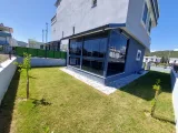 Seferihisar Cumhuriyet Mahallesi'nde denize 1 km satılık 4+1 geniş bahçeli lüks villa